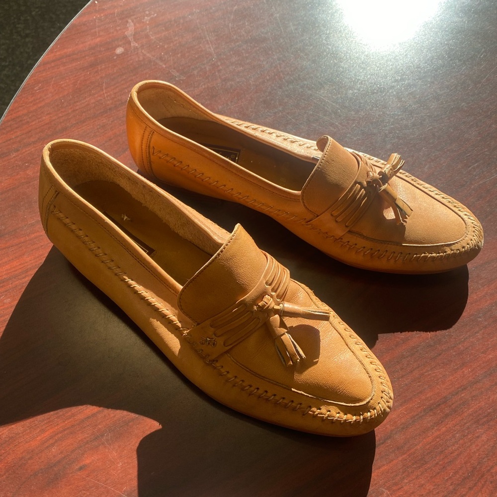 Sergio Valente Camel Leather Loafers with Tassles